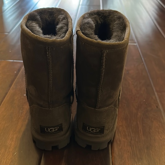 Ugg women essential short women’s size 6 color chocolate, comes with box - Picture 1 of 4